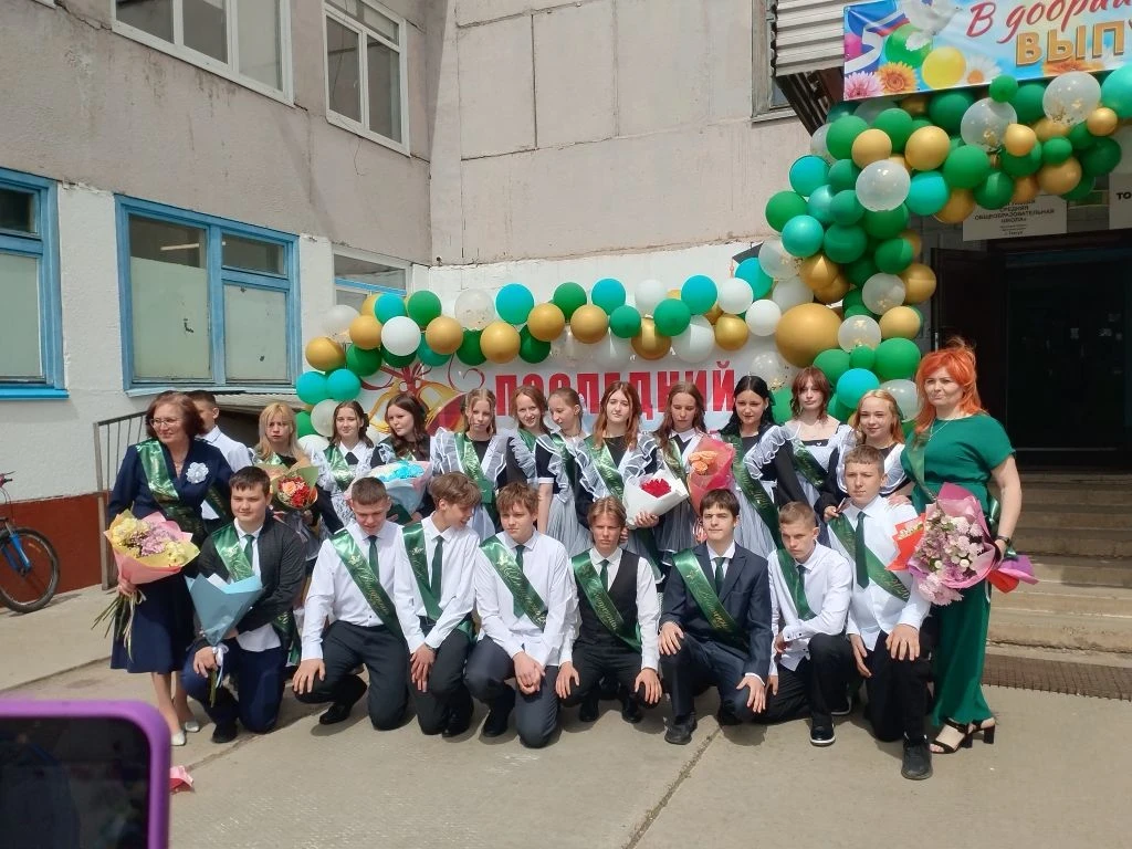 #КЛЮЧЕВЫЕШКОЛЬНЫЕДЕЛА
Последний звонок — трогательный праздник прощания со школой, символизирующий о