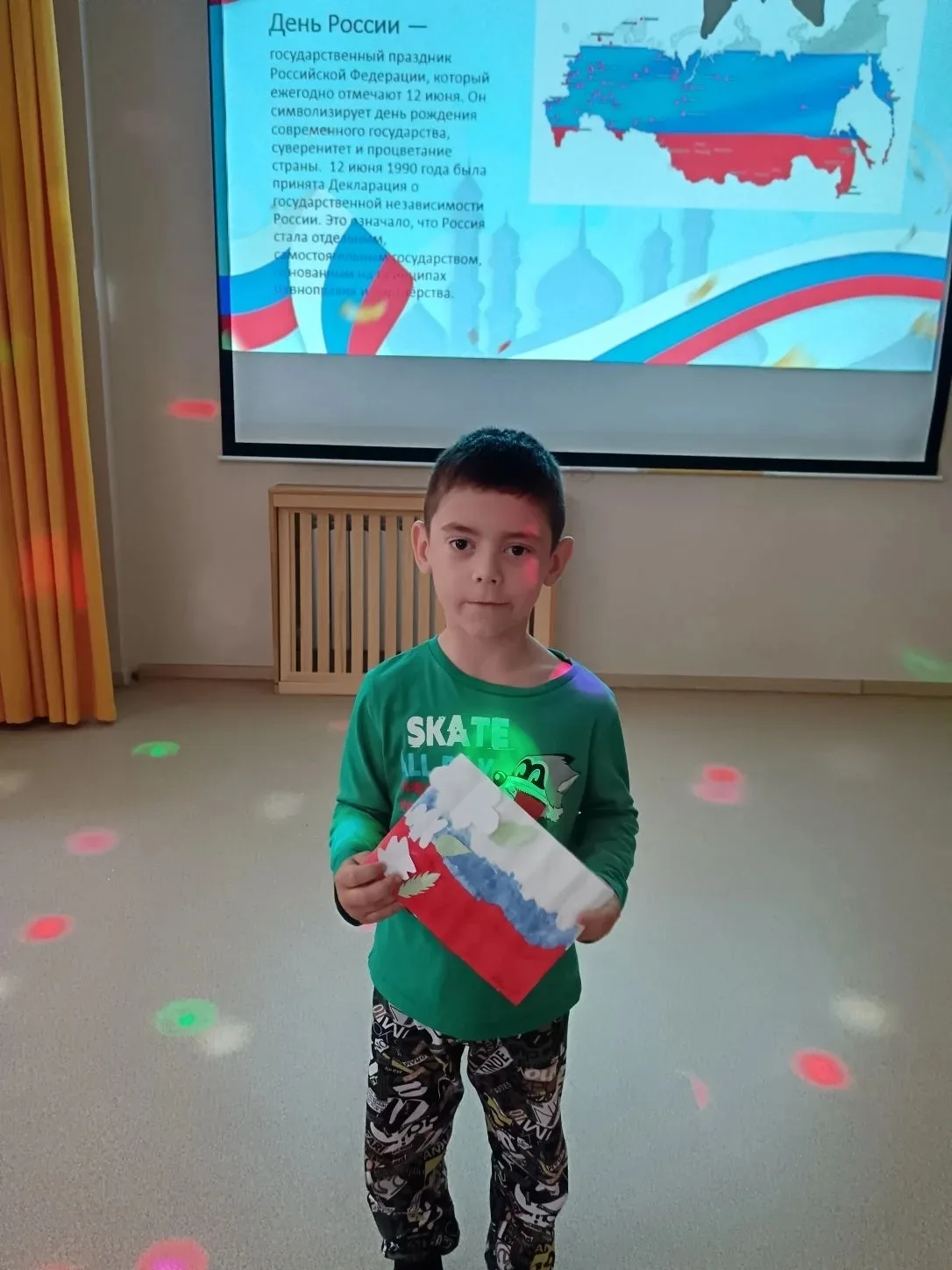 Слышишь песенку ручья?
Это - Родина твоя.
Слышишь трели соловья?
Это - Родина твоя!