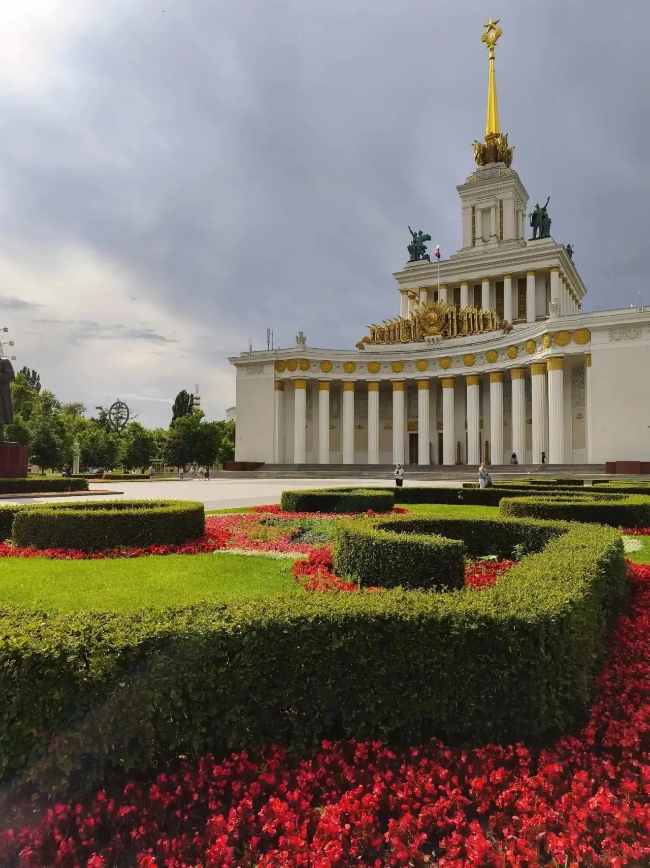 😍 ВДНХ утопает в летних цветах

Сейчас территория выставки особенно красива: яркие клумбы и цветочн