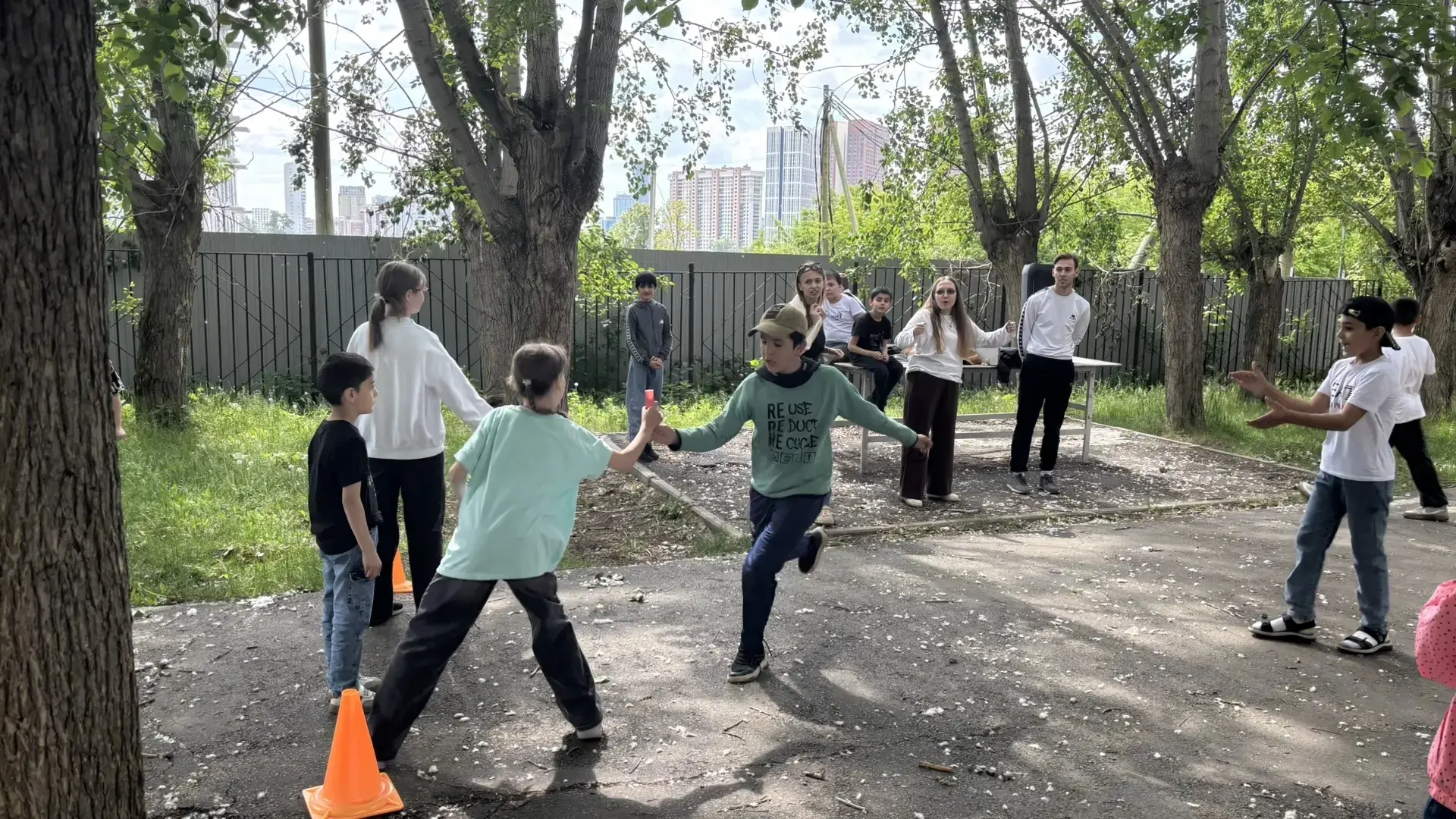 День большой эстафеты! 🏃‍♂️🔥

Сегодня в нашем лагере был настоящий спортивный марафон! 🏆 Воздух н