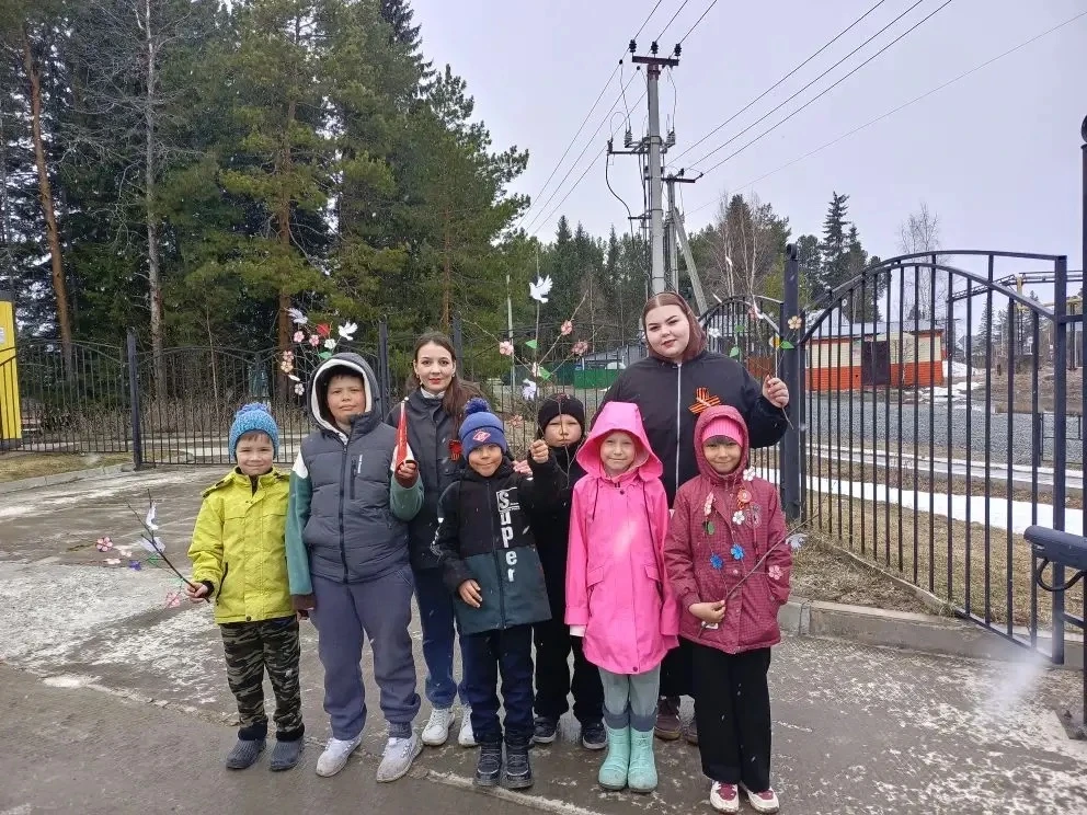 Связь поколений: от опыта к новым идеям🍀

🎓💼Знаете, что самое ценное в школе? Это не стены — это 