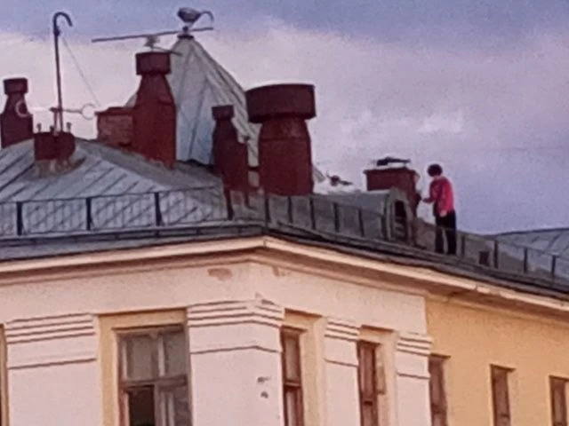В Ахтубинске подростки любят проводить время на крышах многоэтажек. 
Это вызывает беспокойство у мес