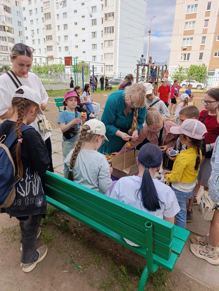 Сегодня педагоги детского сада подарили хорошее настроение жителям микрорайона улицы Степана Разина.