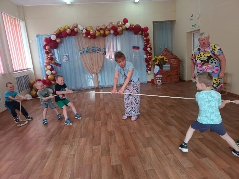 Сегодня в МАОУ СОШ 8 с УИМ и АЯ ДСП 2 состоялось тематическое развлечение, посвящённое Дню России. П