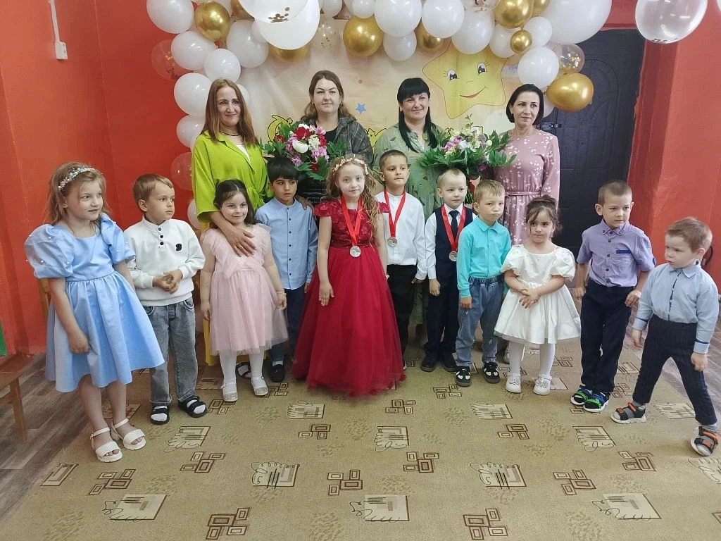 Сегодня в дошкольной группе состоялся настоящий праздник — выпускной! Для каждого ребёнка и его роди