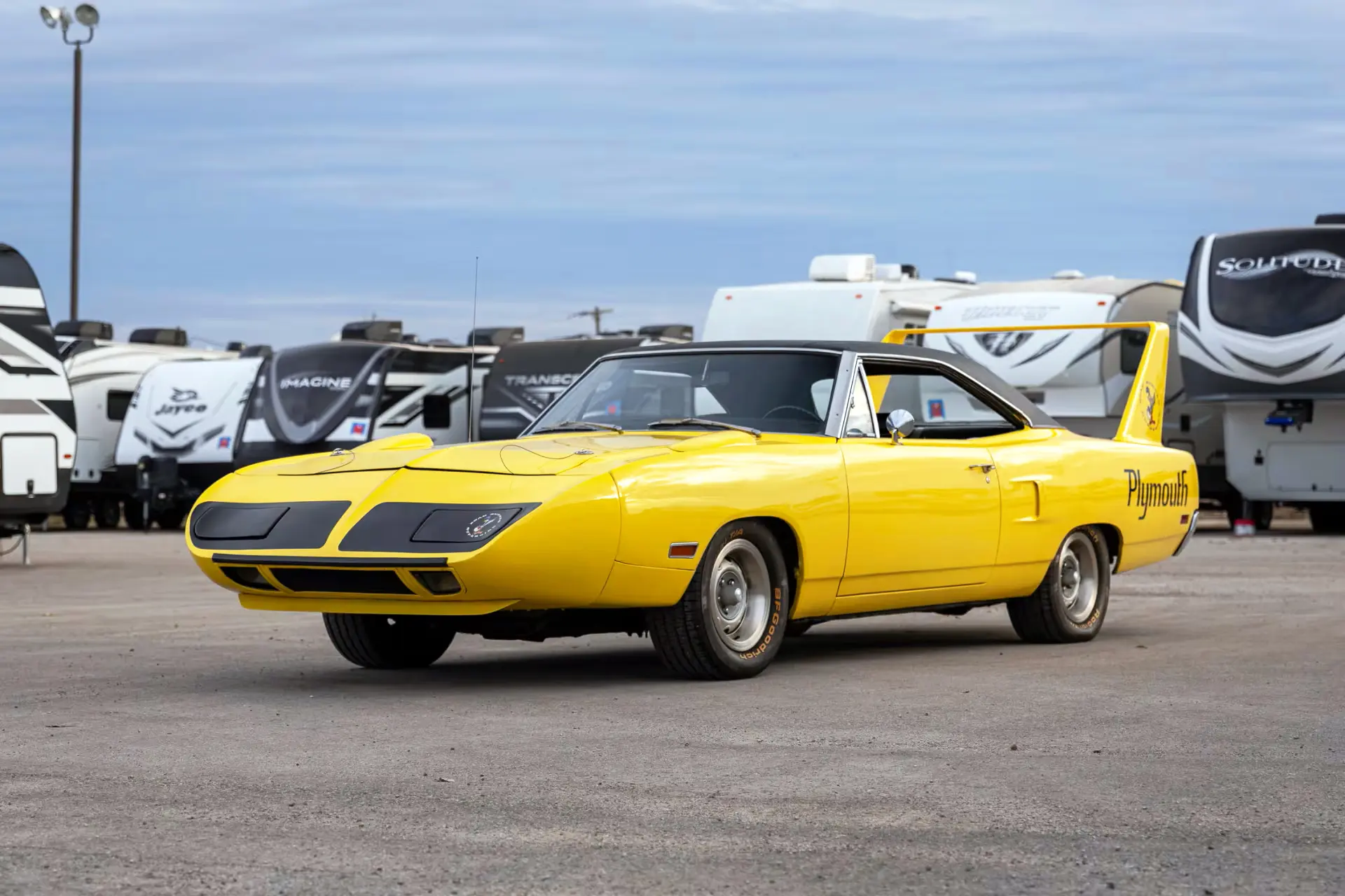Пожалуй второй по популярности "Крылатый автомобиль" после знаменитого "Dodge Charger Daytona".
Ярки
