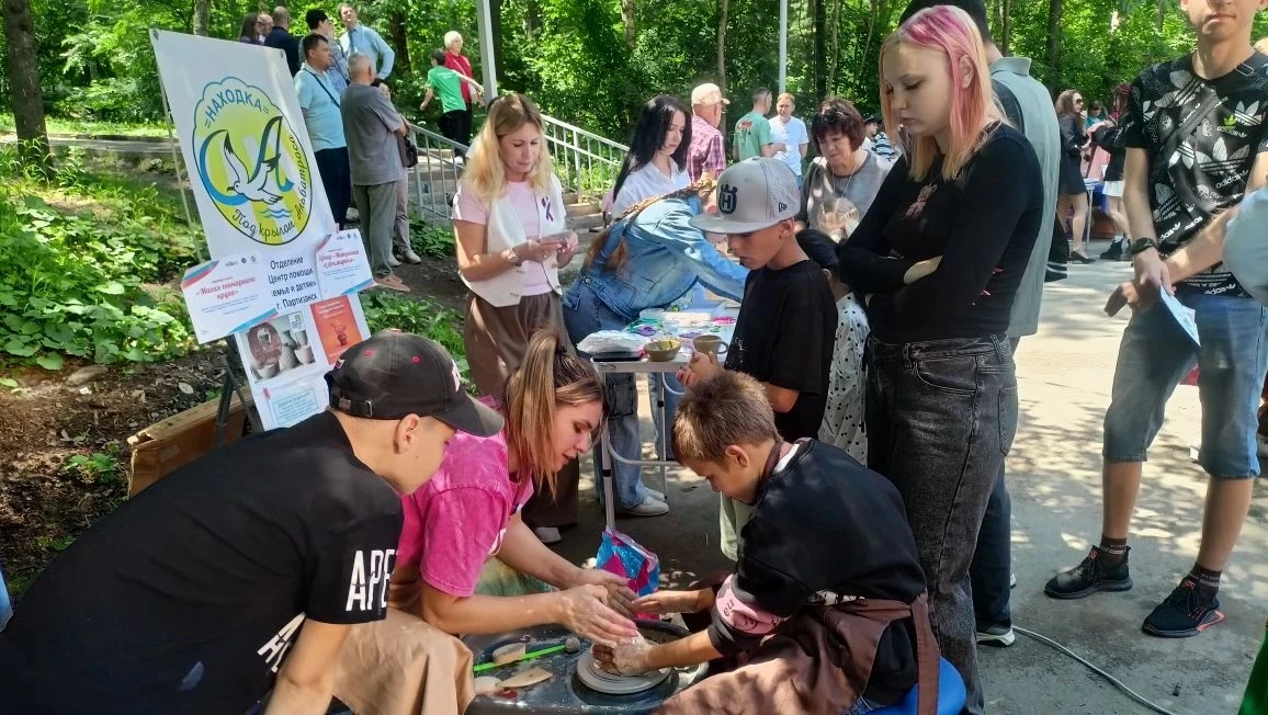 Дарим семьям радость творчества!

В День России в городском парке Партизанска развернулась яркая пра