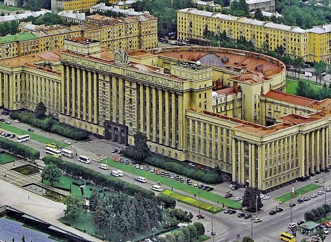 Жуткая легенда Дома советов в СПБ

Так вот, по поводу этого прекрасного здания на Московской площади