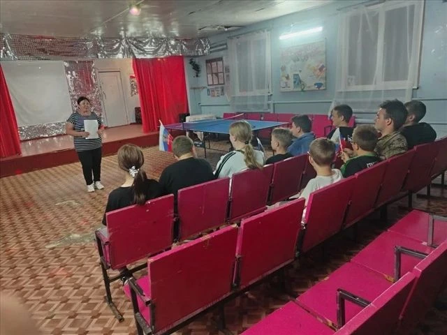 12 июня в СК п. " Колос"   была проведена беседа " Россия - Родина моя",посвящённая Дню России. День