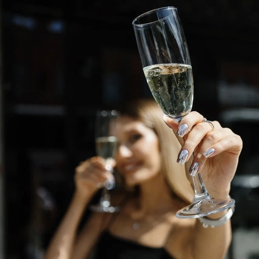 Держим курс на выходные 🍸 

С холодным игристым или авторскими коктейлями, на летней террасе рестор