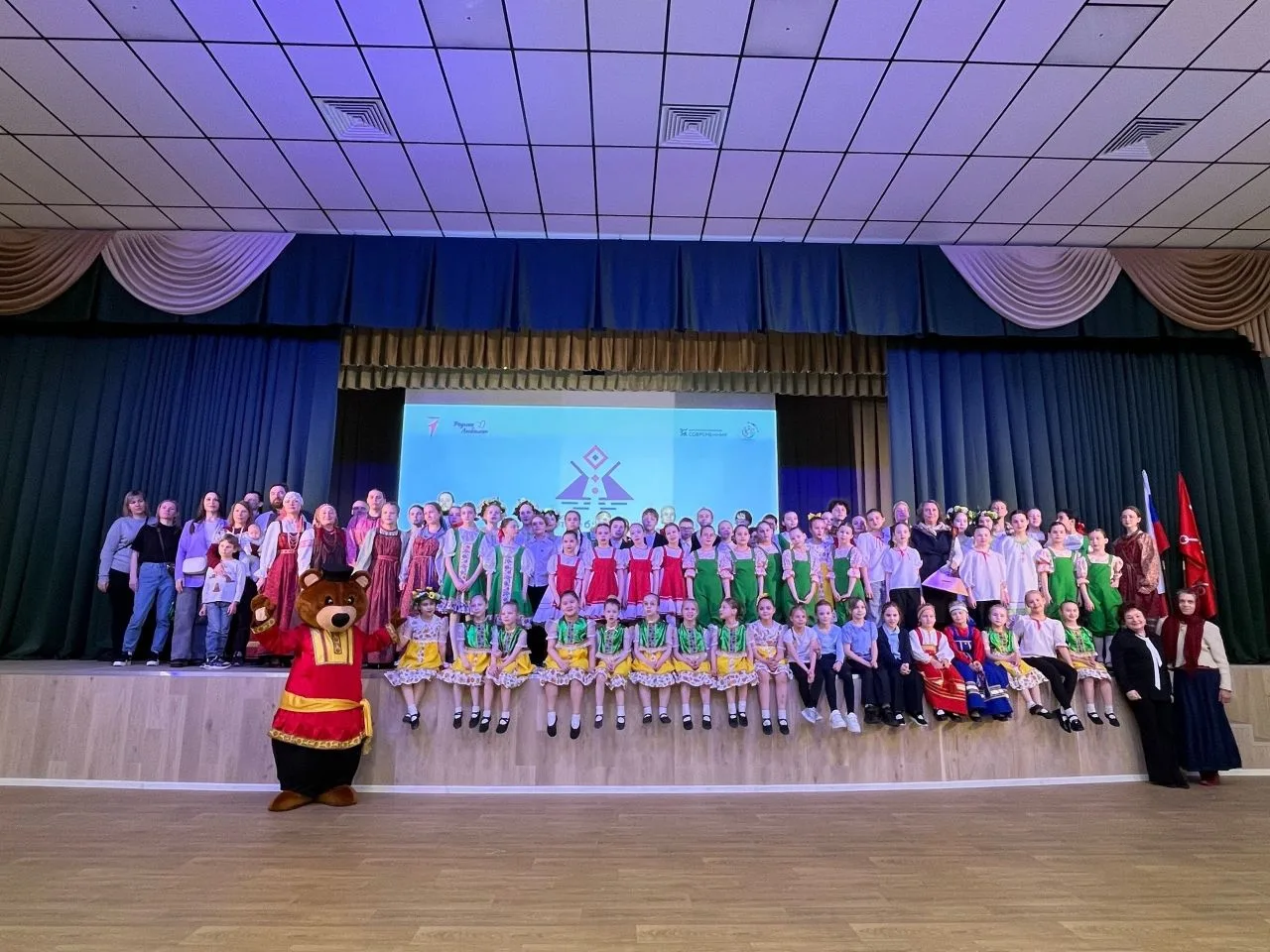 «Петербургский ЭтноДвиж» встретил фольклорный ансамбль «Родничок»! 🎶✨ Мероприятие прошло на базе шк