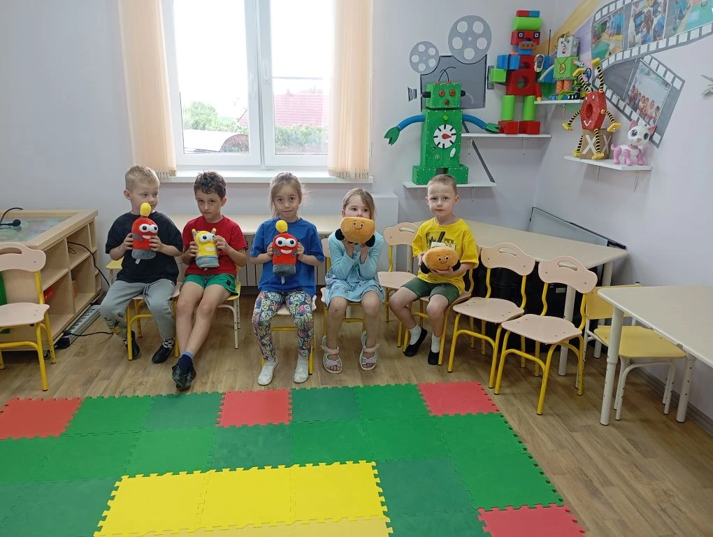 Танец роботов. Итоговое занятие.

В старших группах в рамках программы «Танцующие роботы «ПиктоМир» 