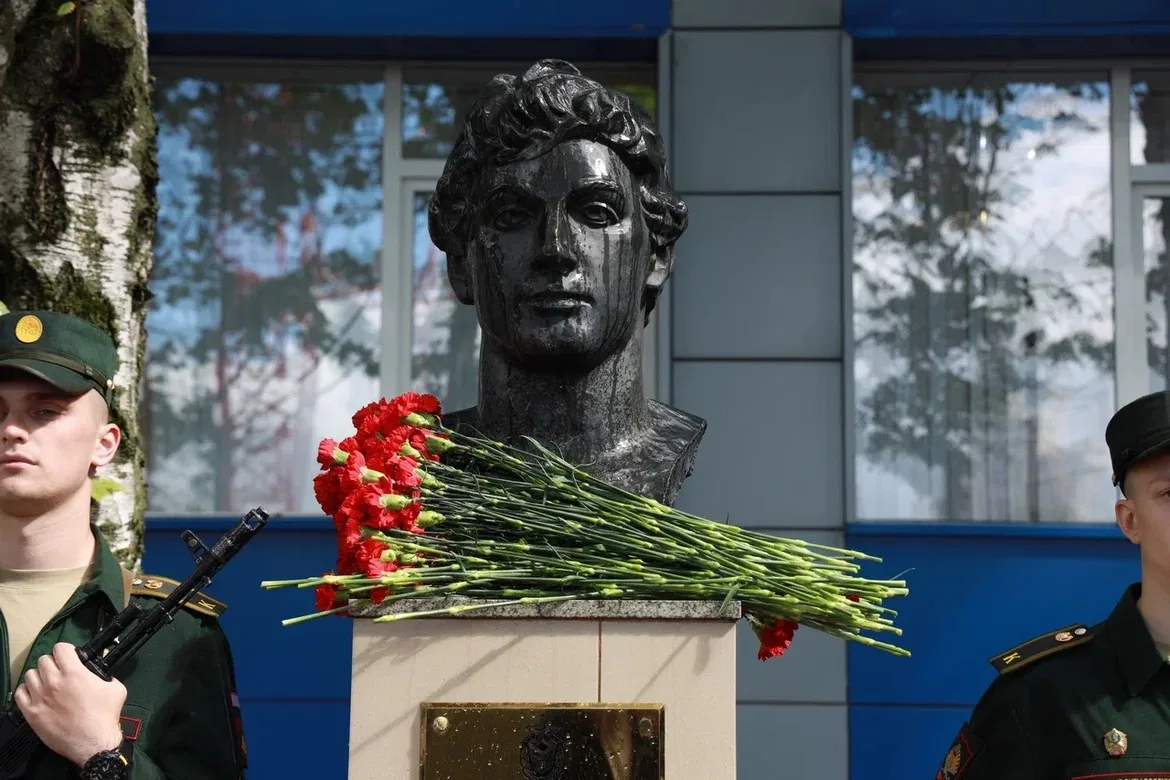 На аллее спортивной славы ЦСКА состоялась торжественная церемония возложения цветов к памятному бюст