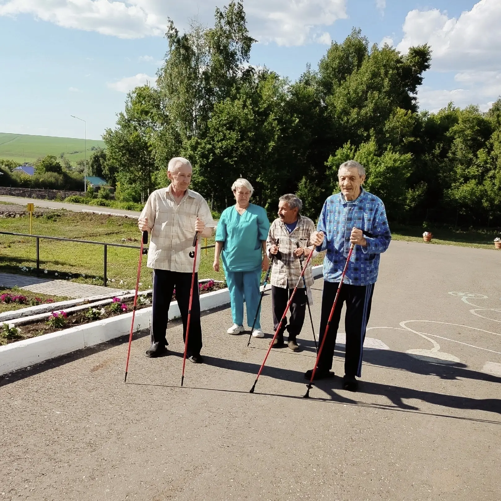 #ДневнаяЗанятость
#АктивноеДолголетие

🏃‍♀️Сегодня в нашем доме прошло занятие по скандинавской ход