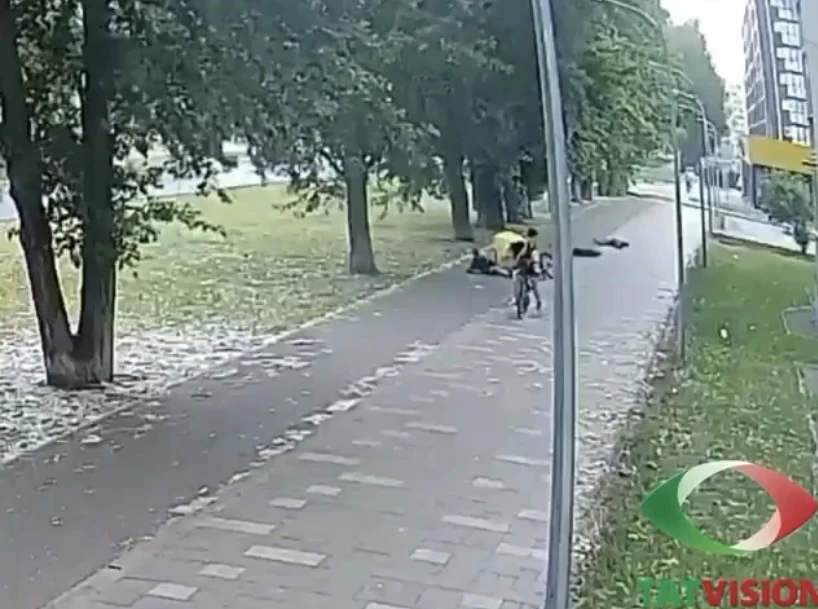 Самокатчик на полной скорости сбил школьника и погиб сам в Нижнекамске.

41-летний мужчина мчал по
