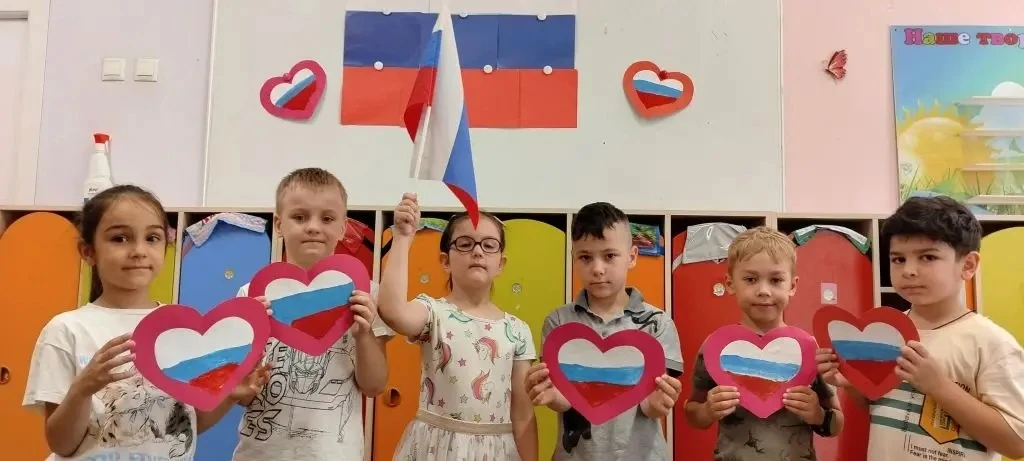 В подготовительной группе детского сада №83 прошло тематическое занятие, посвящённое Дню России. Сна