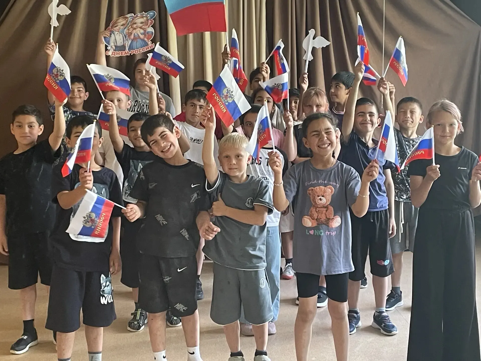🇷🇺С Днём России!

В честь главного государственного праздника в нашем лагере состоялся праздничный