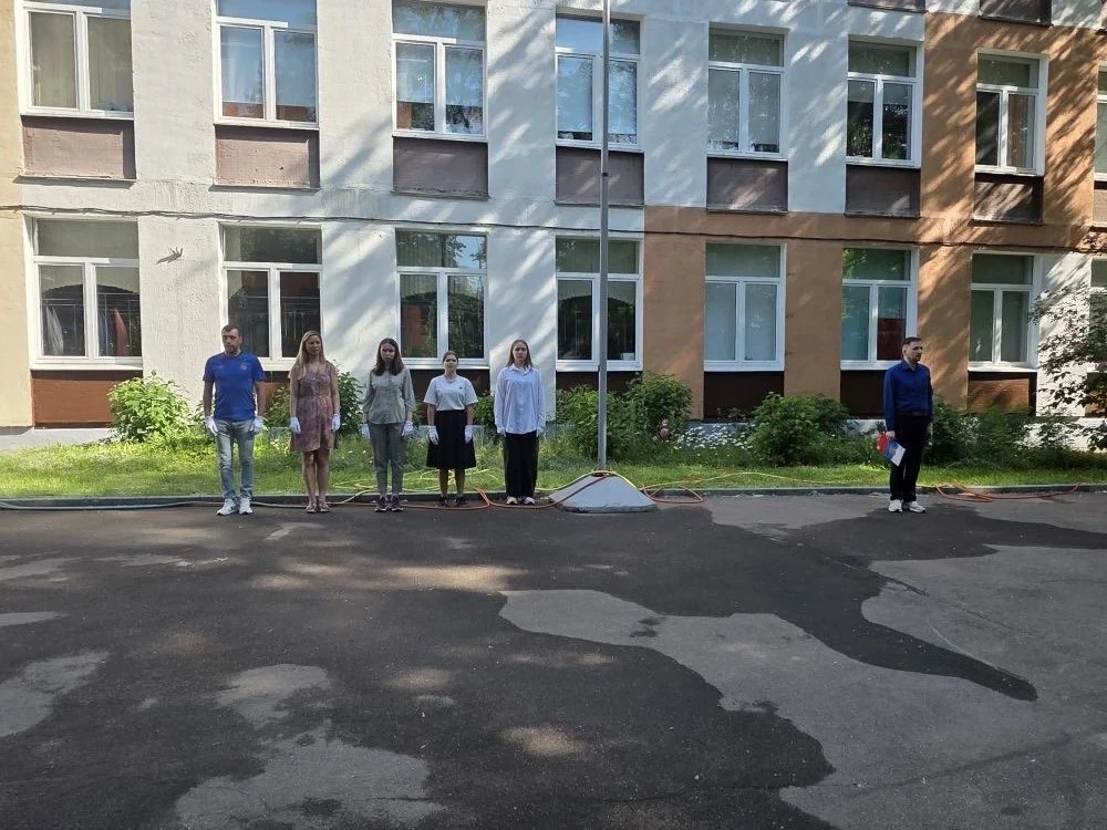 🇷🇺 Понедельник-начало новой недели, а в нашей школе это ещё и важная традиция. Сегодня на площади 