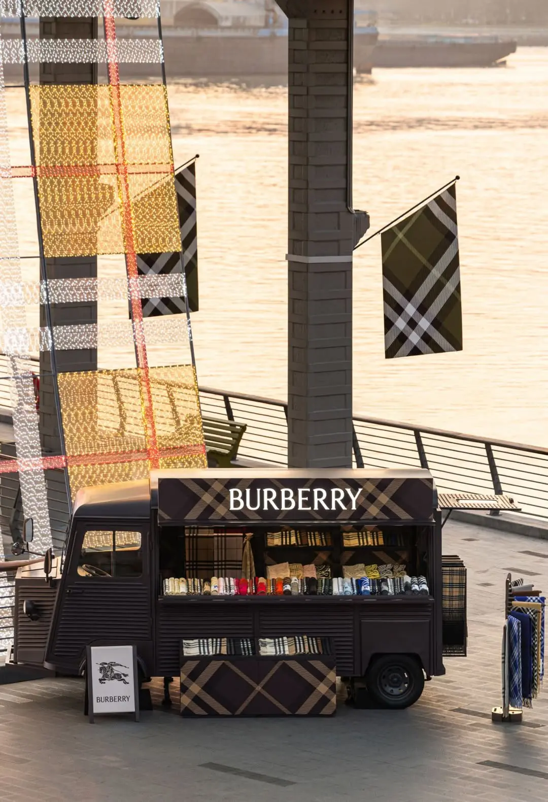 ☕️🇬🇧 Burberry доказывает, что сегодня роскошь — это не только одежда, но и впечатления.

В Шанхае 