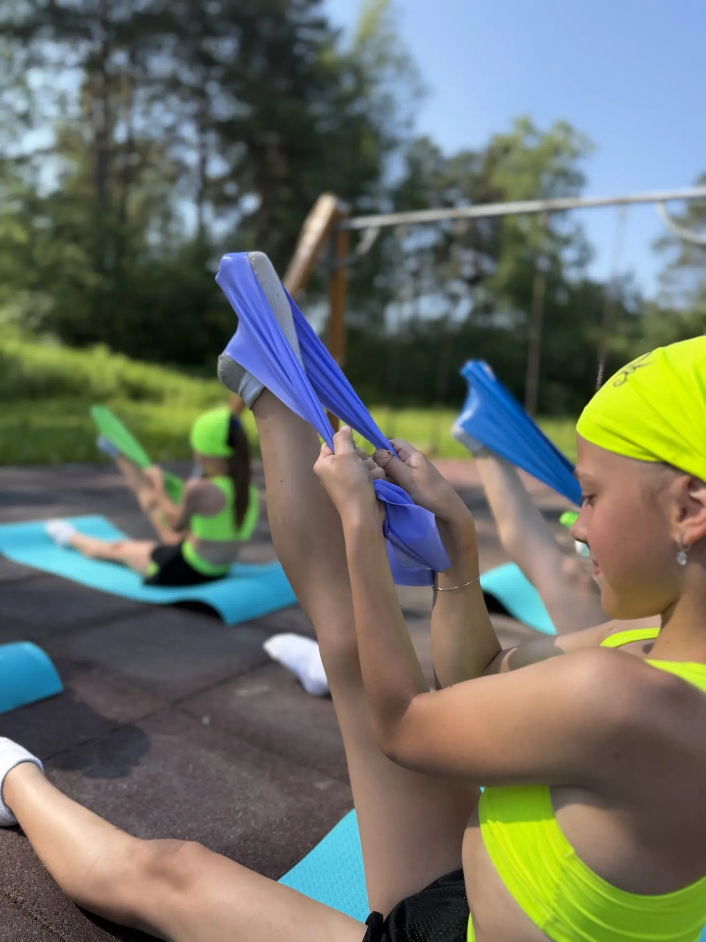 Лето — не повод делать паузу в спорте! ☀️🤸‍♀️

Наши гимнастки продолжают тренировки на свежем возду