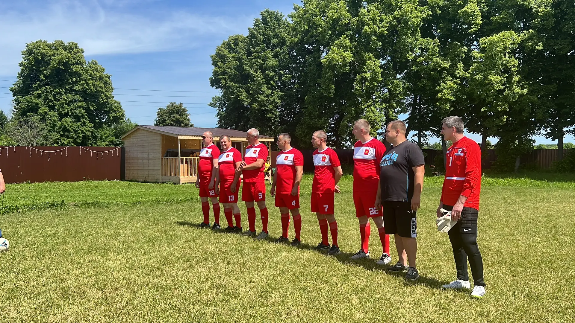 Футбольный матч с папами сегодня состоялся в воскресной школе. 🏃‍♂️‍➡️⚽
Старшие ребята и выпускники