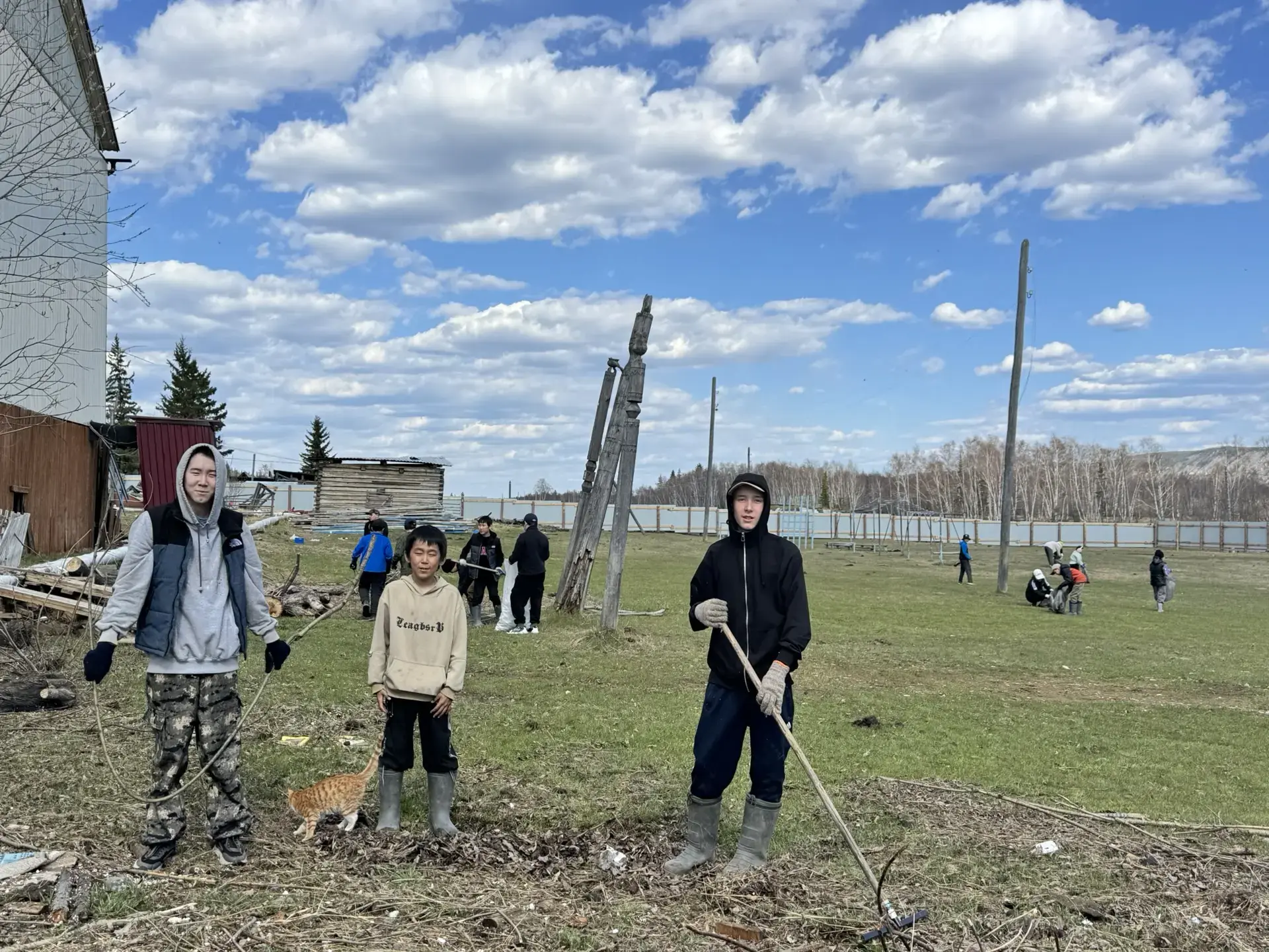 ☀️ Территория нашей школы засияла чистотой! Каждая чистая дорожка — это вклад нашего горячего сердца
