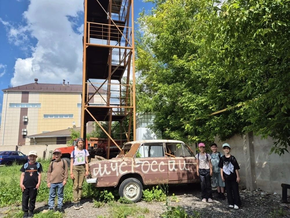 9 июня ребята из лагеря «Колокольчик» побывали в 66-й пожарной части. Детям показали настоящие машин