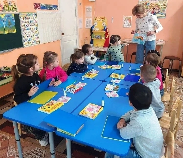 Творческое занятие «Волшебный мир детства»
🌈🌞👫
Сегодня сотрудники детской библиотеки с малышами и