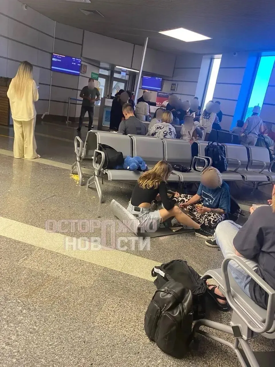 🌀⚡️В аэропорту Сочи — коллапс, пассажиры рейса в Новосибирск ждут вылета вторые сутки

Рейс перенос