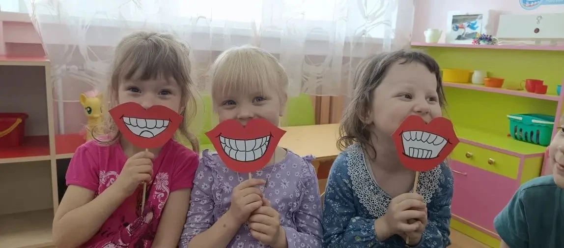 Внимание! 1 апреля никаких занятий… шутка! Занятия будут, но с улыбкой. В садике День смеха: песни-к