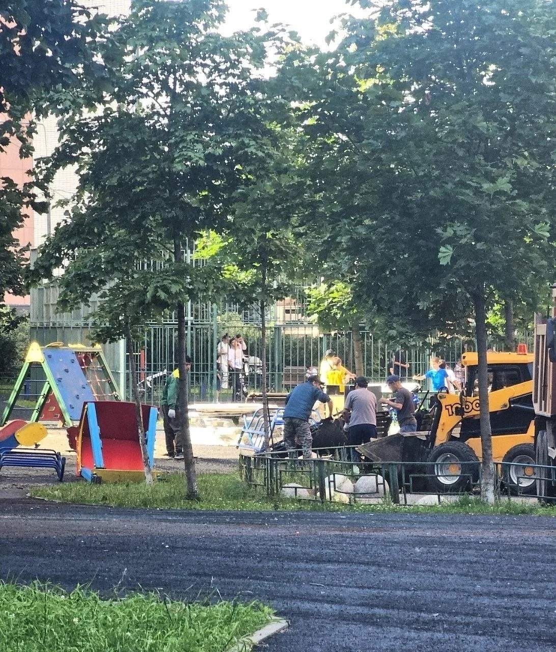 ⚒️ На улице Южная д.27 начался ремонт детской площадки.

В данный момент ведутся демонтаж конструкци