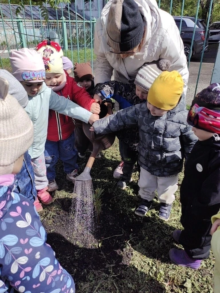 🌱 Важная миссия выполнена!

Наши самые маленькие воспитанники превратились в настоящих защитников п