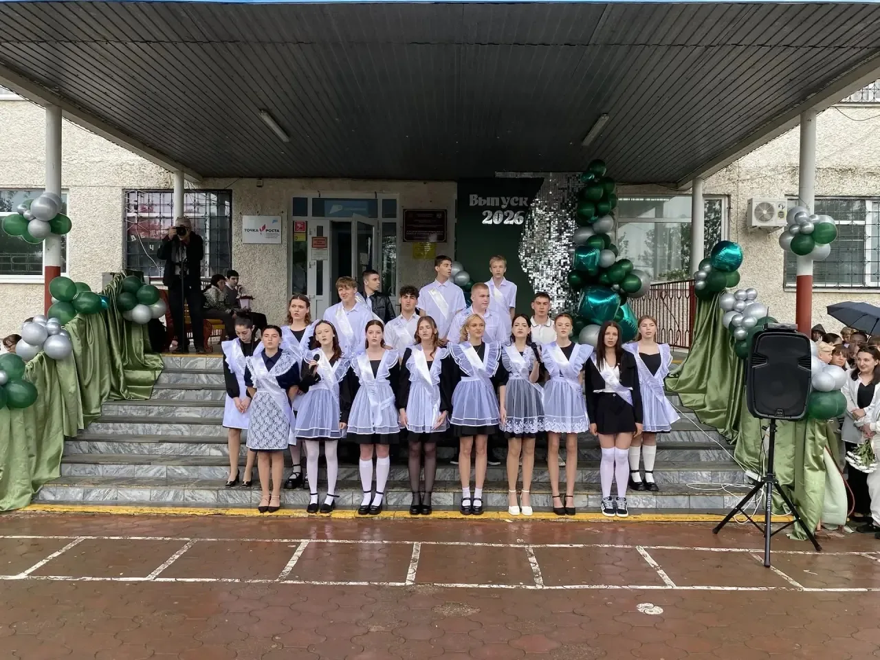 🎓 Поздравляем наших девятиклассников!

🔔 Прозвучал последний звонок, знаменующий конец важного эта