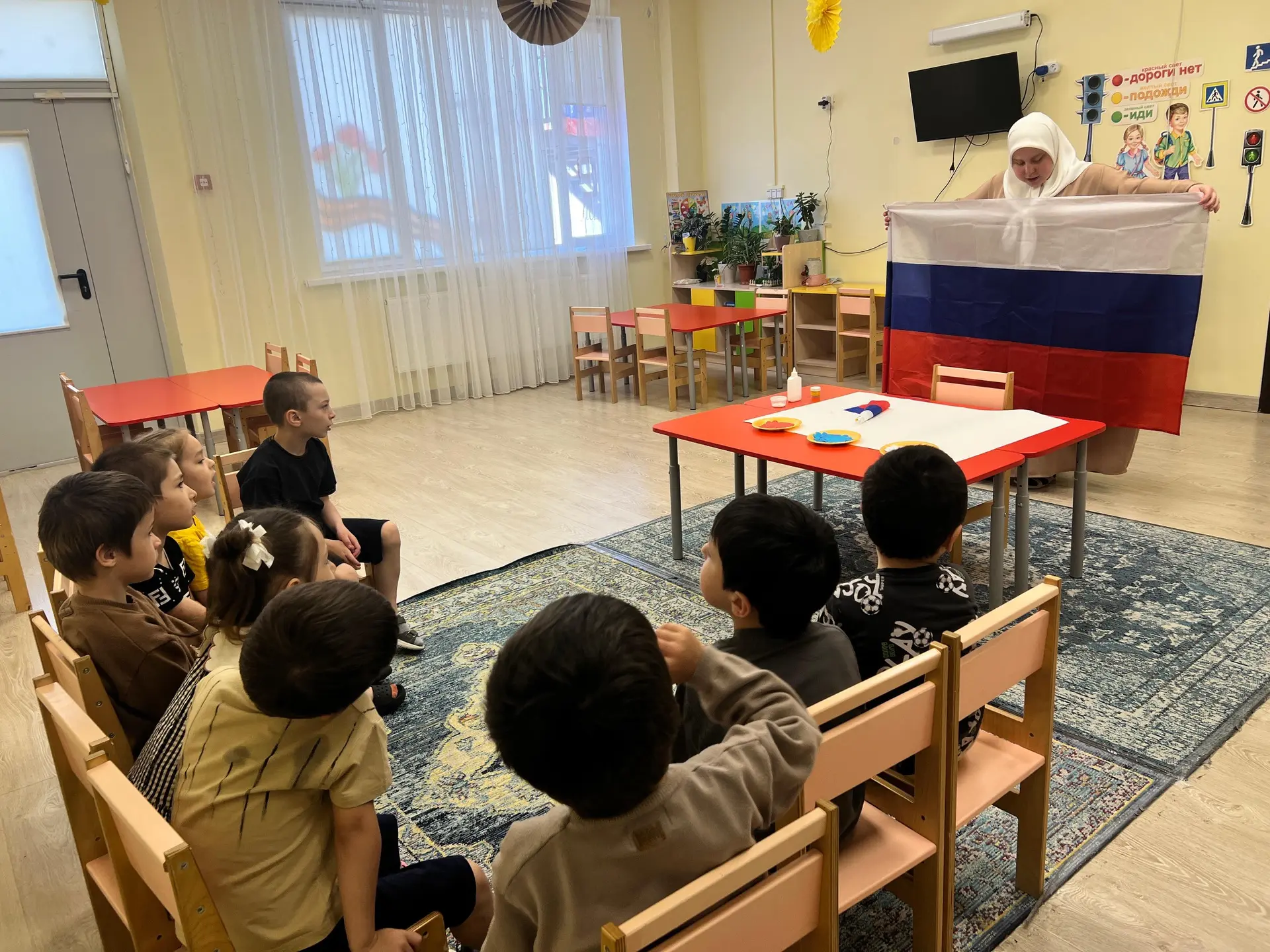 Коллективная аппликация «Флаг России из цветов» в средней группе «Почемучки»
Цели:
обобщить знания д