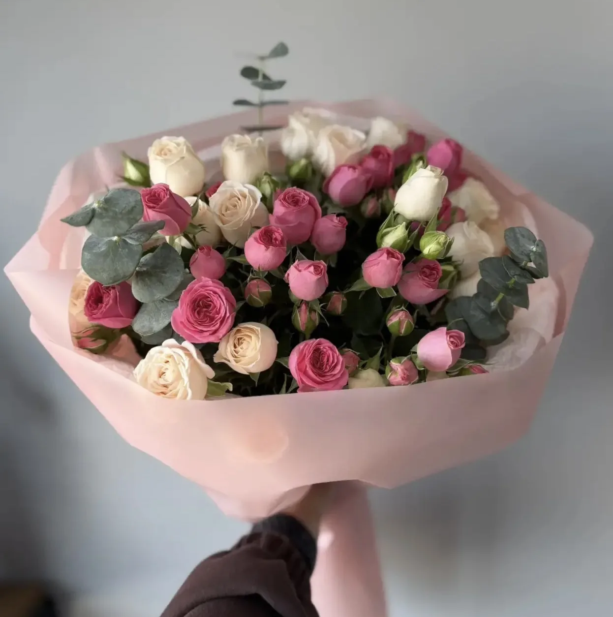 Всем доброго дня!🌸
Кустовые розы подходят для любого букета или композиции. Сочетание их роскошной 