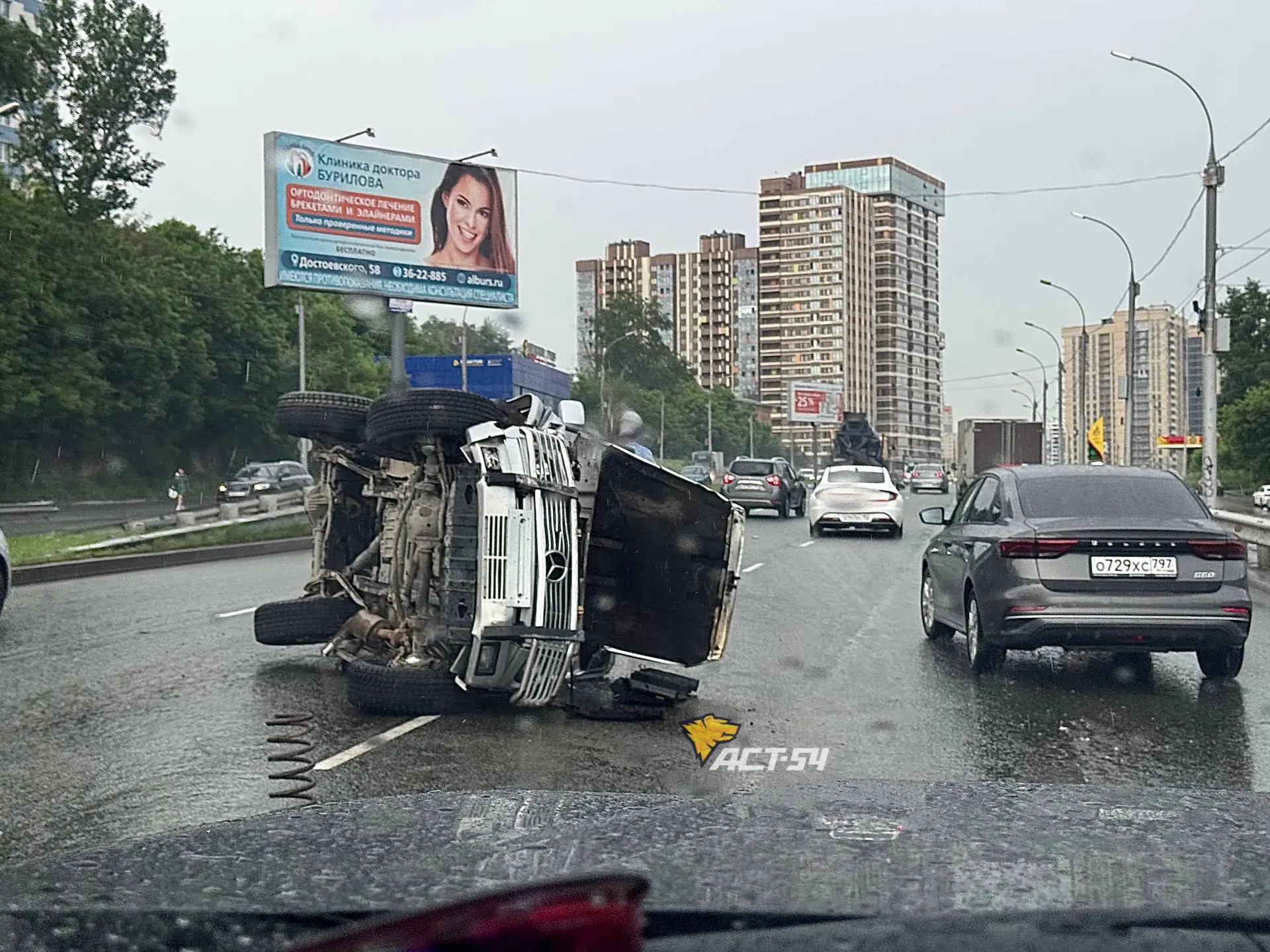 🥴🚙 В состоянии алкогольного опьянения оказался водитель перевернувшегося на Ипподромской Mercedes.