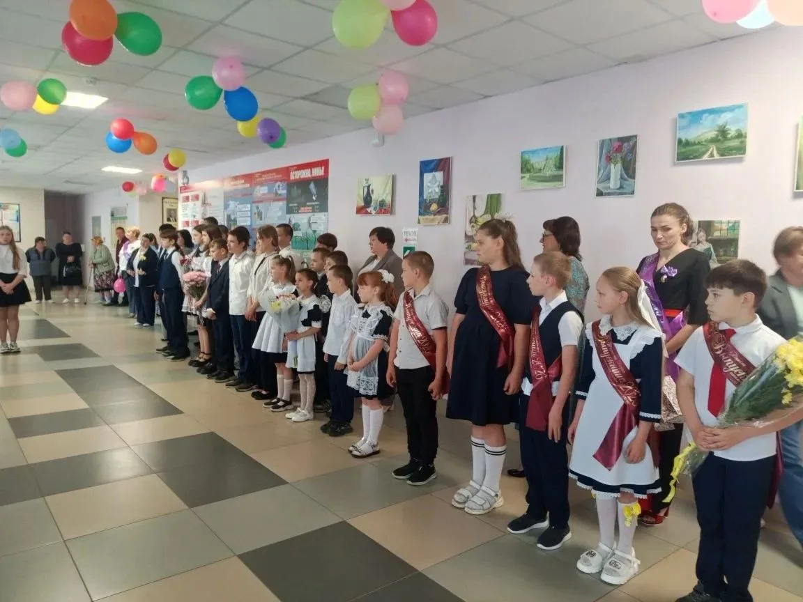 🔔Последний звонок: прощай, школа!
Сегодня в нашей школе прозвучал последний звонок — трогательный, 