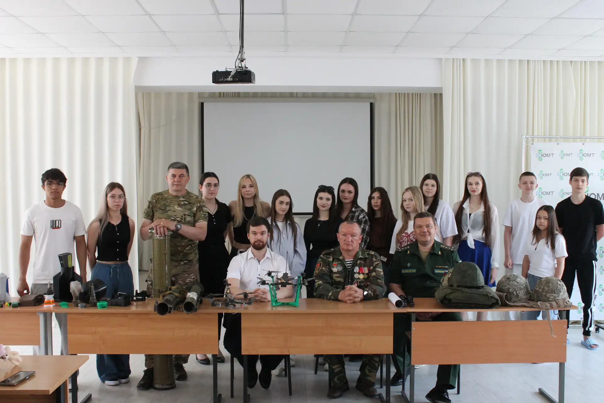 Урок Мужества, приуроченный ко Дню России🇷🇺

Студенты НЧОУ ВО АЛСИ приняли участие в уроке мужеств