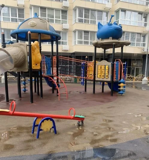👩👧👦 Приводим в порядок территории детских игровых и спортивных площадок, расположенных во дворах 