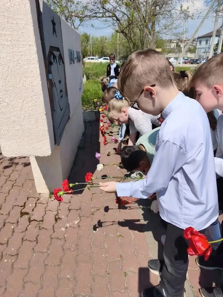 Сегодня в воздухе витала особая тишина. Третьеклассники, держа в руках яркие букеты, шагали к памятн