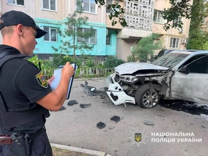 Автомобиль взорвался во дворе многоэтажки в Одессе, пострадал 49-летний водитель.

По данным региона