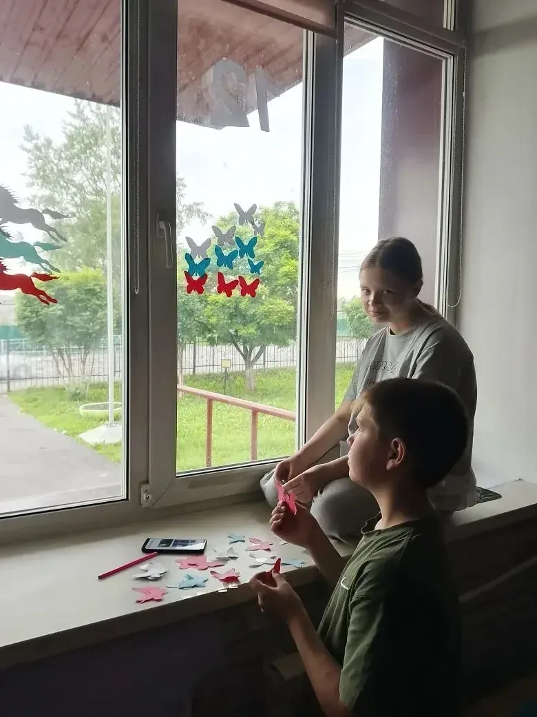 🎨 «Окна России»: творим красоту и выражаем любовь к Родине! 🇷🇺

В школе № 3 города Прокопьевска в