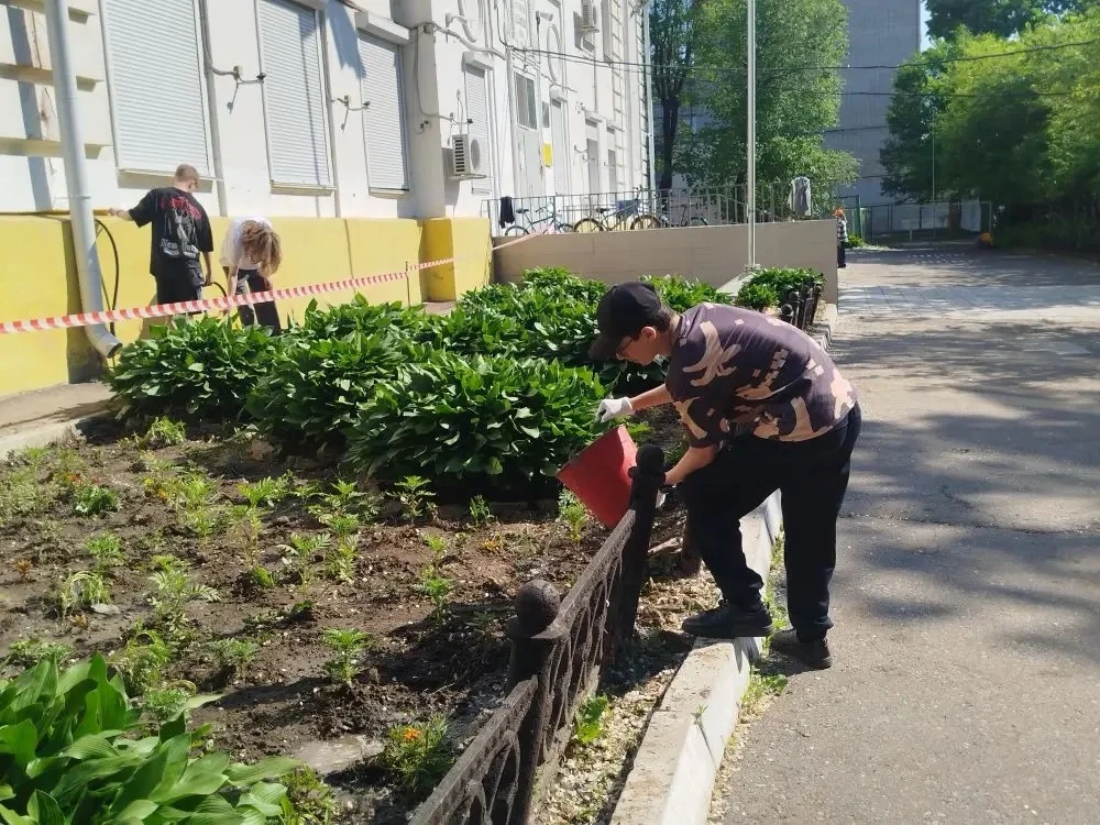 Нашей школе повезло с помощниками! 🌸

Есть люди, которые делают мир вокруг красивее своими руками. 