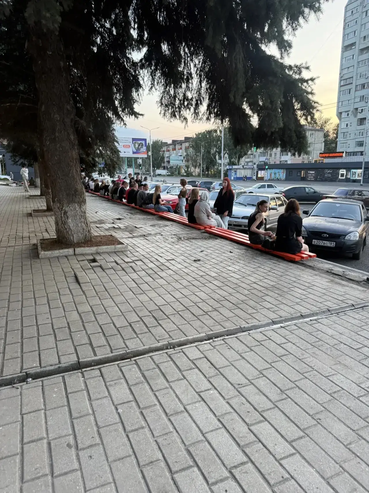 🌳 На Солнечном в Луганске наконец-то появились лавочки

Жители квартала уже оценили это обновление.