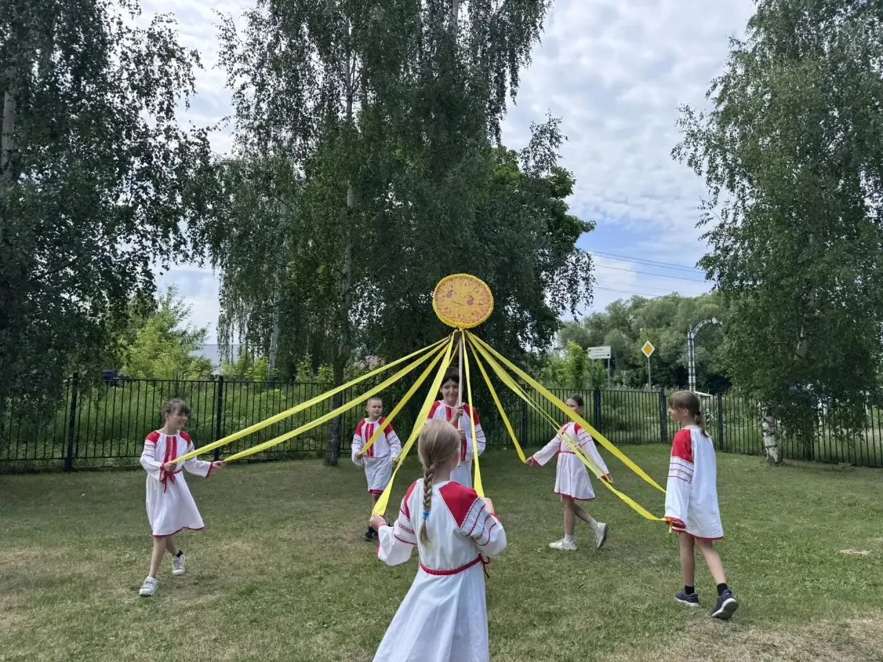 Сегодня в нашей школе прошёл яркий и весёлый фестиваль народных игр «Хоровод дружбы»! 🌍✨
Ребята оку