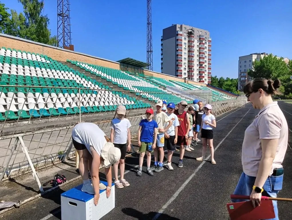 В ДОЛ «Дружба» при школе предпраздничное настроение просто зашкаливает! 
Мы не стали сидеть на месте