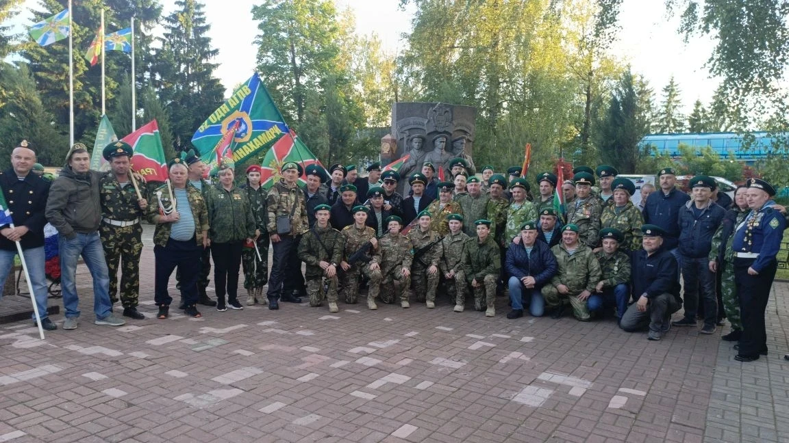 ДЕНЬ ПОГРАНИЧНИКА

27 мая, в предверии дня Пограничника,  на памятнике «Пограничникам всех поколений