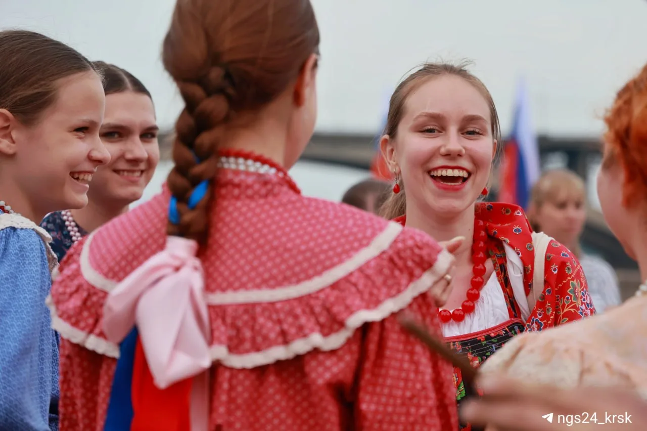 Атмосфера на Центральной набережной сейчас. В Красноярске отмечают День России 🇷🇺

Дети играют в ш