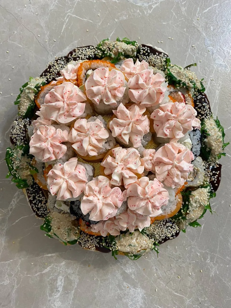 Красиво и вкусно начали этот день! 
♥️Торт из роллов♥️
1.Филадельфия ореховая
2.Филадельфия с кревет