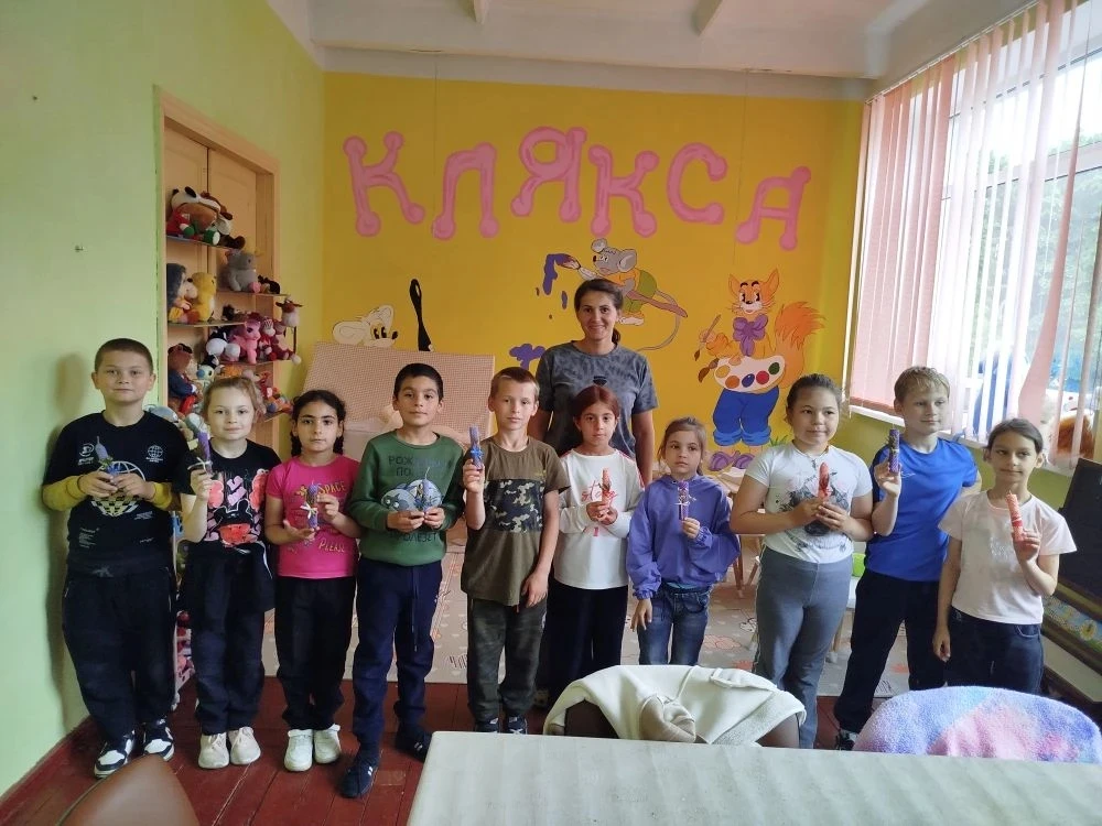 Сегодня ребята из отряда «Пчёлки» побывали в доме культуры, под руководством Нины Витальевны выполни